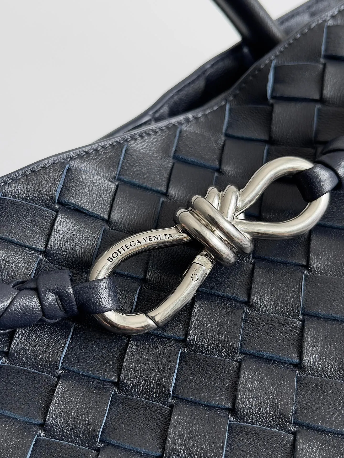 Batch 3760 Recently, the same style of bag that celebrities love is both high-end and practical. Michelle Yeoh, Kim Namjoon, Jing Boran, Tong Liya, Sun Qian, Wu Qianyu, Du Juan, Ma Yili and Bai Baihe are all carrying Bottega Veneta summer series Andiamo handbags. Andiamo has a simple structure and rounded lines. The whole piece is made of Nappa leather. It is comfortable, soft and dynamic. It adds interest to daily life and can be easily matched with various styles. Andiamo handbags are available in three sizes: small, medium and large. There are many colors to choose from, which can meet different needs. You can really carry it whether it is daily or attending events. Style number: 743575 Size: 45*22*34 including handle height 44cm
